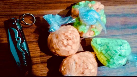 توقيف شخصين بسبب الحيازة والاتجار في المخدرات والمؤثرات العقلية