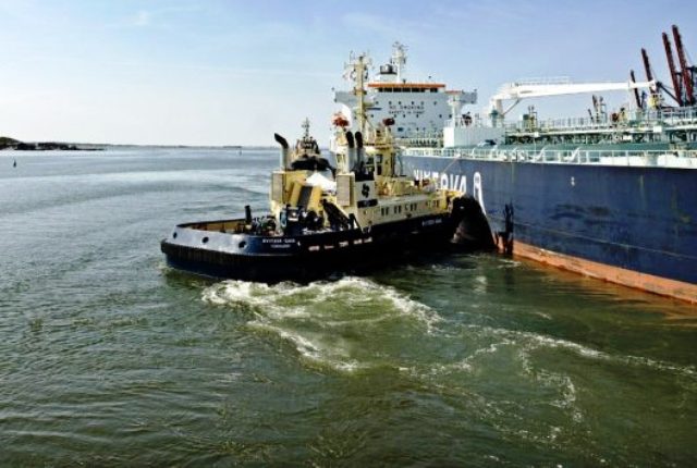 طنجة-المتوسط..اصطدام-بين-باخرة-وزورق-سريع-بالقرب-من-الميناء