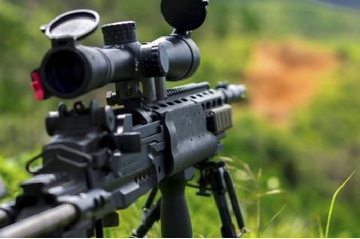 أب يجرب مهاراته بالقنص في ابنته تثير غضب نشطاء