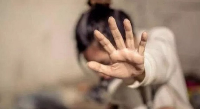 pour-des-raisons-banales-une-mere-agresse-lenseignante-de-sa-fille-videos